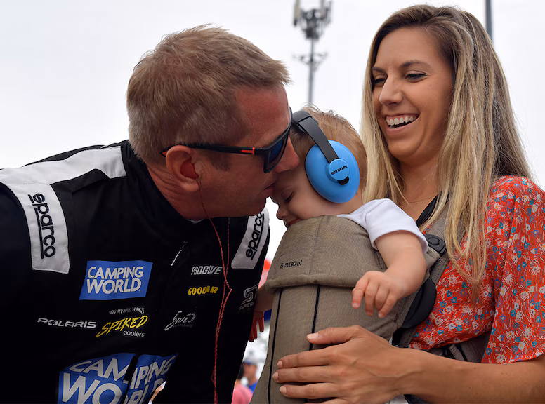 20 minutes ago: The autopsy results for Greg Biffle’s wife and two children have been released, revealing a warning sign that their deaths were unrelated to the plane crash. Doctors consider this “highly unusual” because a detail in one of the three individuals’ bodies has never been found in the history of aviation accidents.