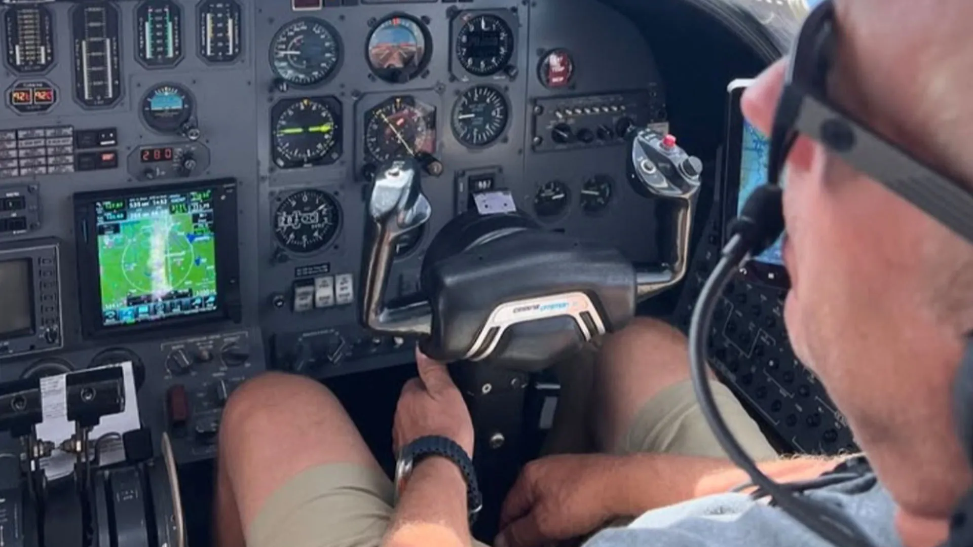 Just now: Greg Biffle’s parents have just reported to police a shocking phone call from their son’s cockpit ONLY 5 MINUTES before the fatal crash! The 10-second scream devastated the family; what happened to Greg Biffle and his wife and children?