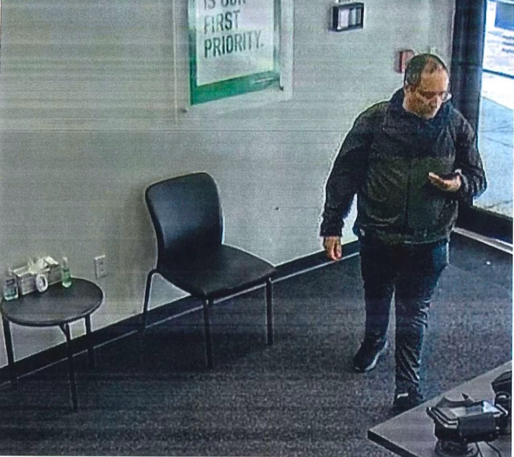 The suspect in the US university shooting committed suicide in a warehouse, leaving a five-word note revealing the real killer, prompting police to issue an emergency alert