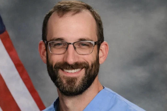 Shocking: New CCTV footage from a different angle of the Alex Pretti resuscitation nurse case has been leaked. Family outraged after watching until the 15-second mark,