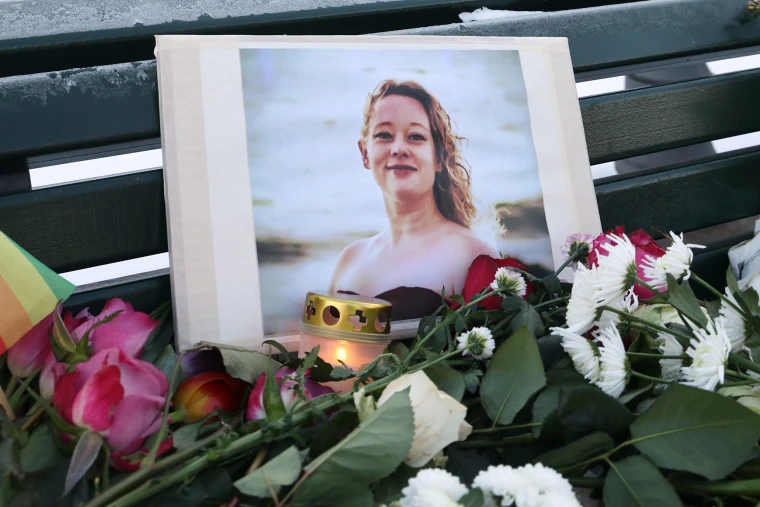 “I’M NOT MAD AT YOU” WERE HER LAST RECORDED WORDS Those words were captured on audio just before the shot. Not shouted. Not panicked. Renee Good had already complied. Her child was no longer in the car. The street was quiet.