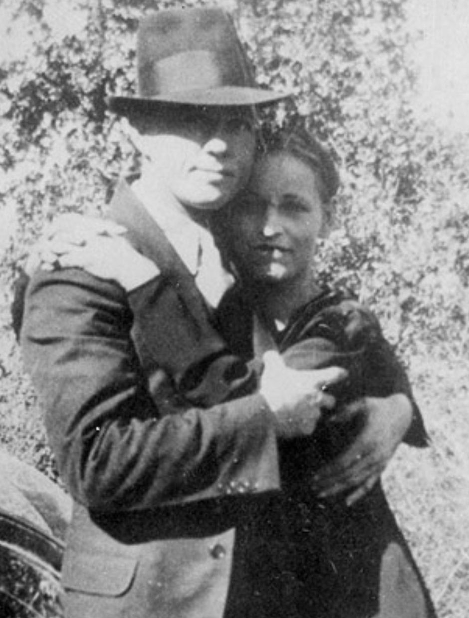 “LOVING EACH OTHER UNTIL DEATH… BUT NEVER ABLE TO LIE NEXT TO EACH OTHER?” — THE BITTER END OF Bonnie Parker & Clyde Barrow