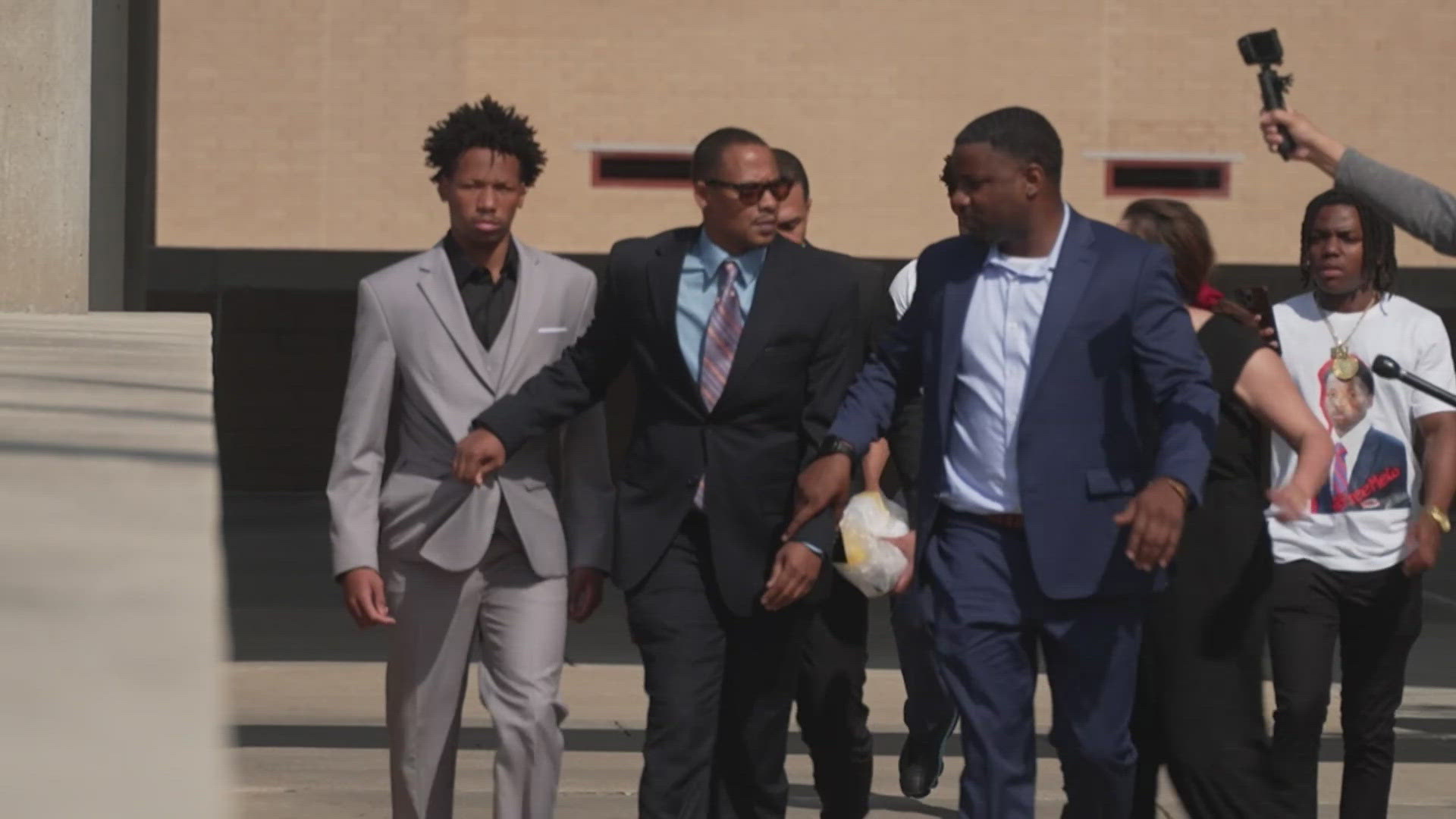 RELEASED ON BAIL, BUT NOT FROM OUTRAGE: The decision to let Karmelo Anthony out on $250,000 is now haunting the courtroom as the victimโs family relives the rulingโฆ ๐๐
