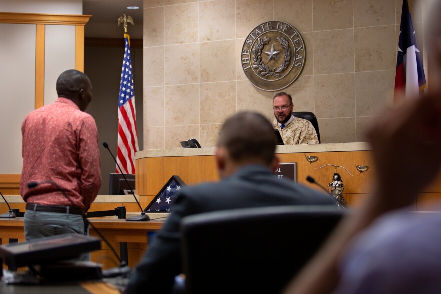 THE SEVEN WORDS ON THE WEAPON: New courtroom evidence in the Karmelo Anthony trial reportedly exposed a chilling inscription that shattered Austin Metcalf’s family… 👇👇